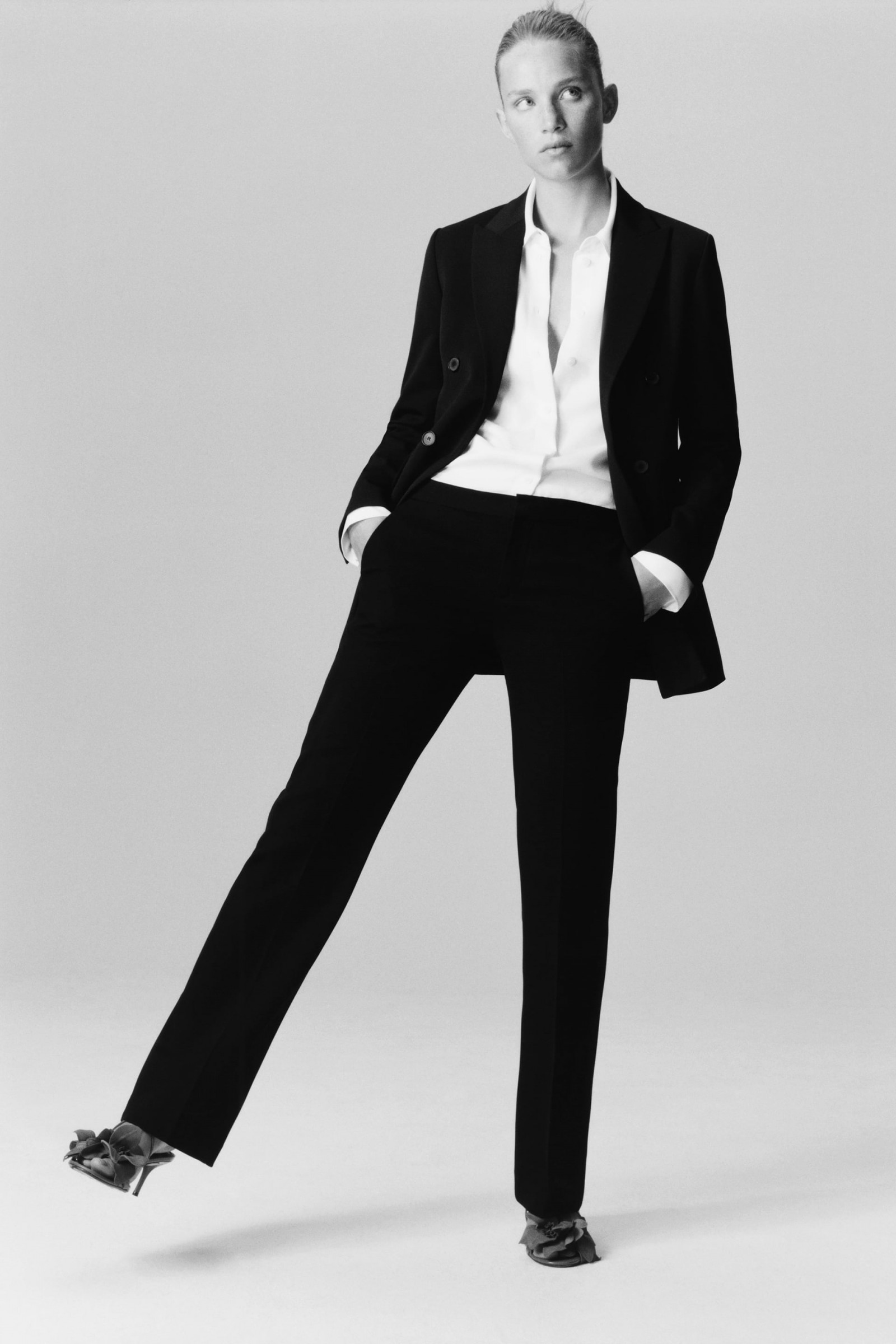 ÁO KHOÁC BLAZER ĐÍNH KHUY TRANG TRÍ