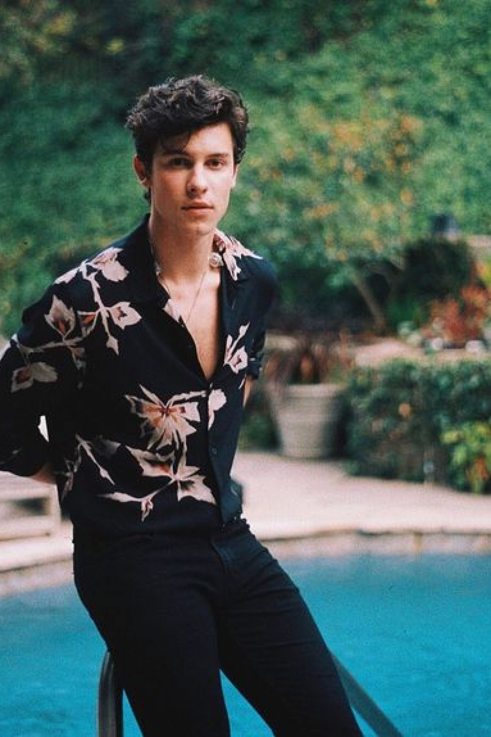 ÁO SƠ MI ĐEN IN HOẠ TIẾT CÂY