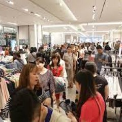 Giới trẻ sẵn sàng xếp hàng mua đồ ở Zara Việt Nam